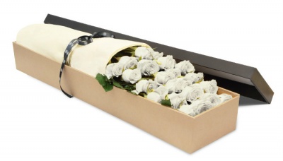 Белые розы в коробке 60см заказать в Москве